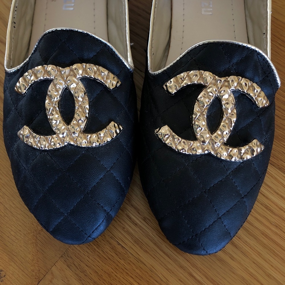 Classy Black and Gold Loafers Size 8 - Picture 2 of 7
